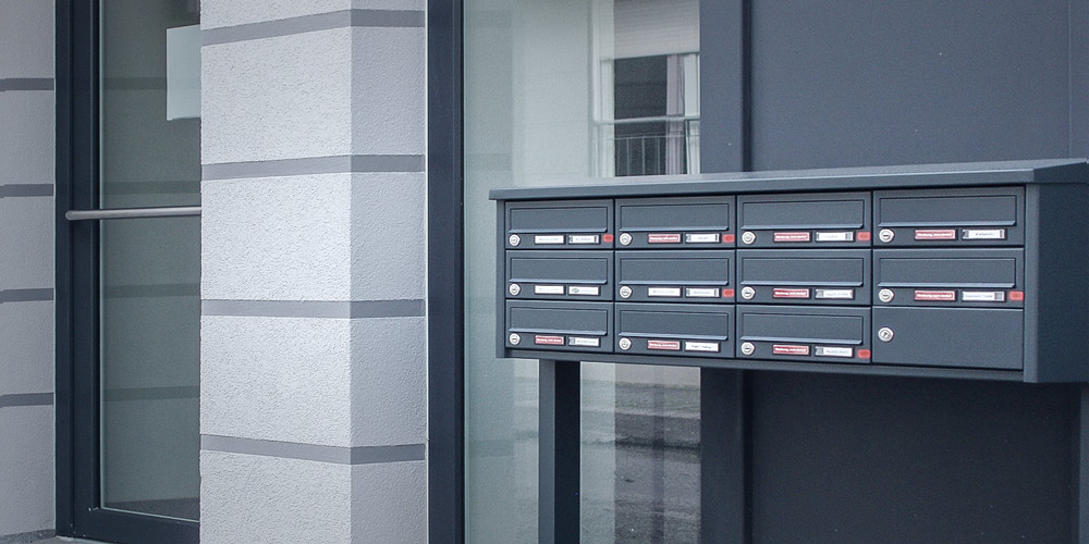 Moderne Briefkastenanlage